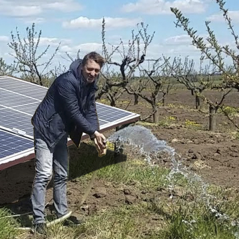 Мобильная солнечная электростанция для полива фото